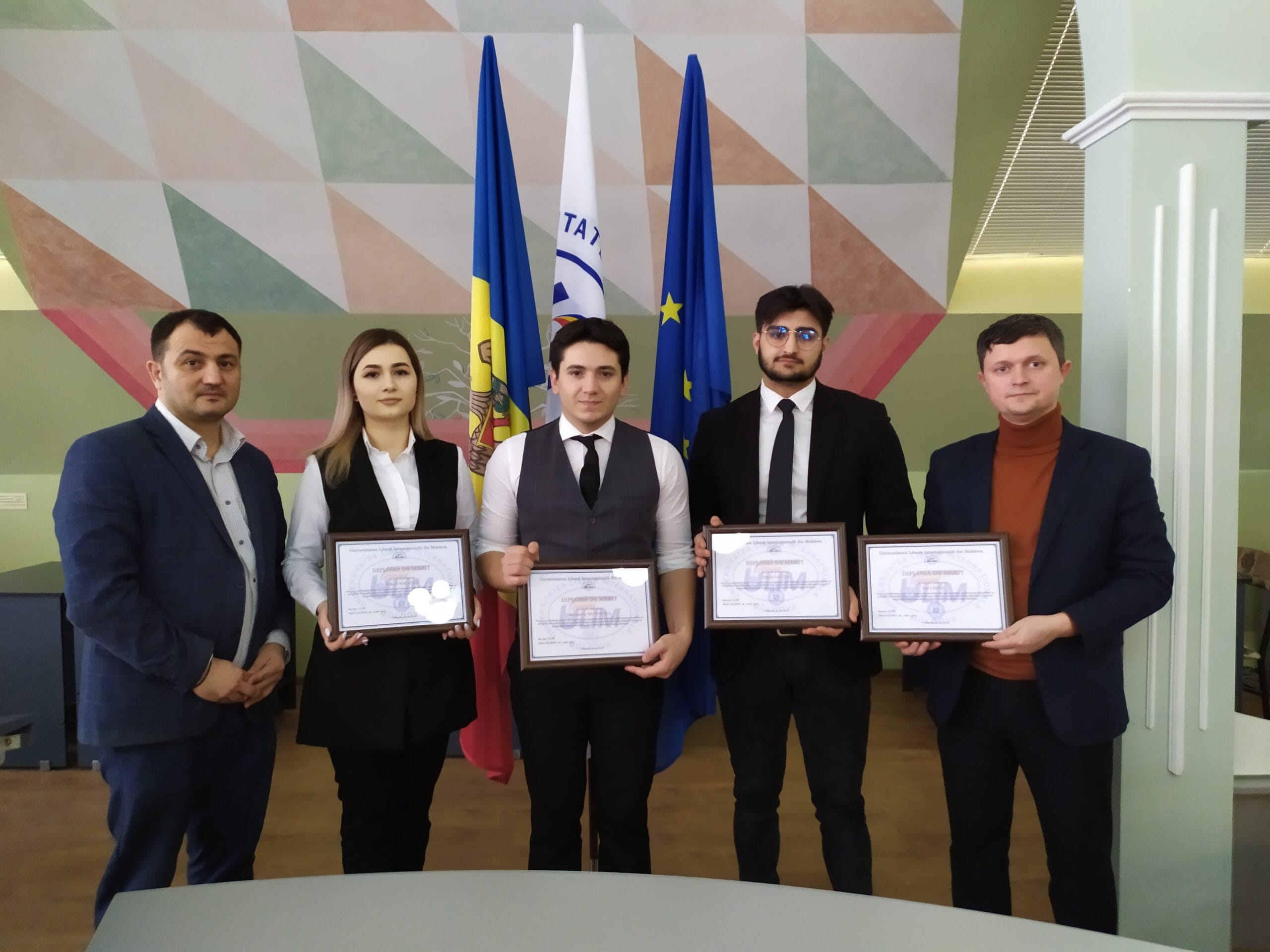 Diplome de merit și premii pentru câștigătorii competiției anuale de procese simulate, organizată de Jessup Moldova.